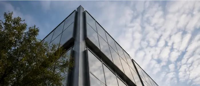Entreprises — structure et perspective Façade vitrée contemporaine vue en contre-plongée.